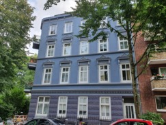 Ein blaues Mietshaus