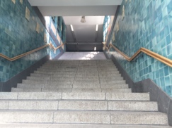 Türkisblauer Treppenaufgang