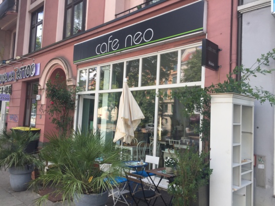 Das niedliches café neo direkt um die Ecke der Haltestelle.