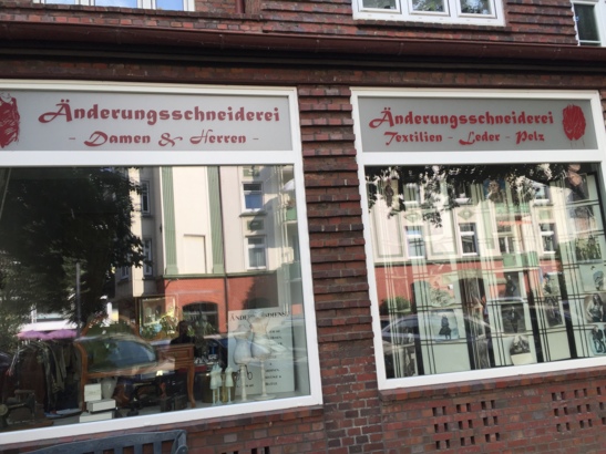 Eine sehr bedachte Glasfront mit Ausgang diverser hochkarätiger Designerlabels in dieser Schneiderei.