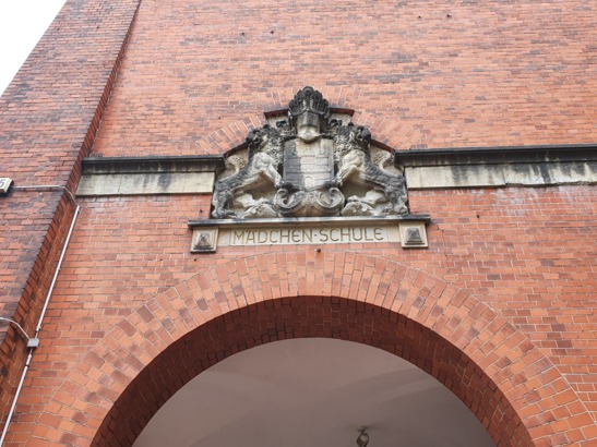 Der Zusammenhang aus Schule und Löwen liegt nahe