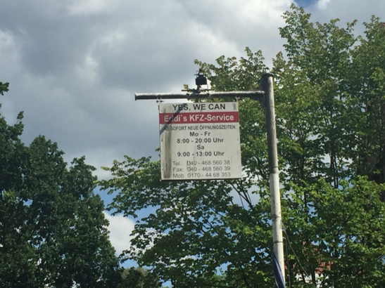 Der Slogan erinnert doch verdächtig an den Wahlkampf von Obama. Coindicende? I think not.