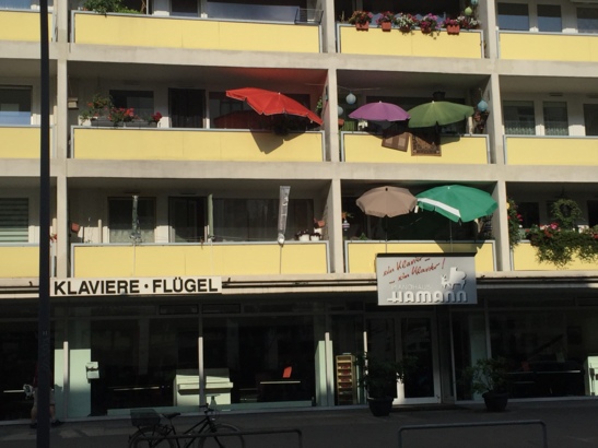 Wer kennt's nicht, den Laden für Klaviere und Flügel nebenan.