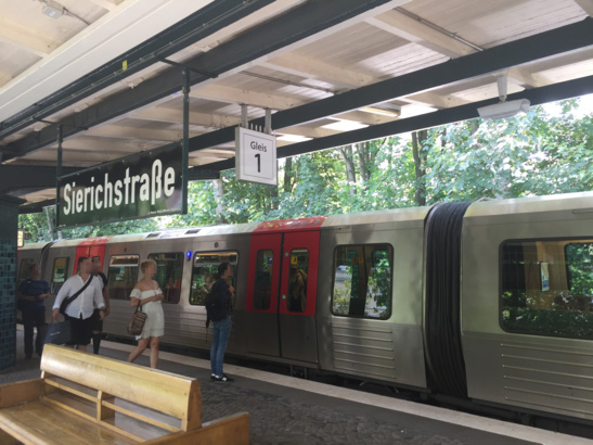 Die zwei kurzen Gleise verhindern Raum zur Verwirrung, die Touristen danken es einem.