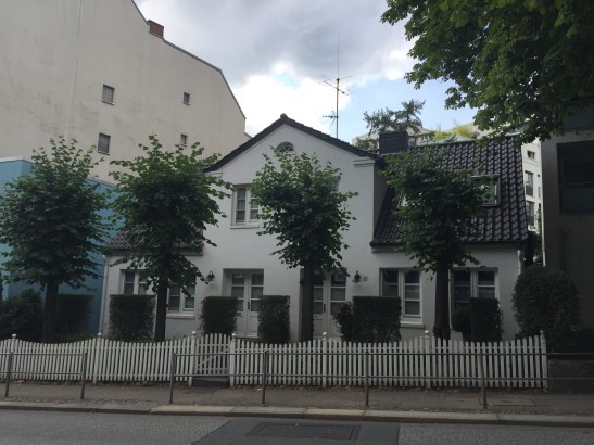 Mitten im Großstadtdschungel dann plötzlich Einfamilienhäuser.