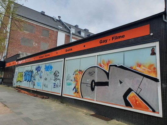 Die Überbleibsel eines ehemaligen Filmverleihs für erwachsenes Publikum.
