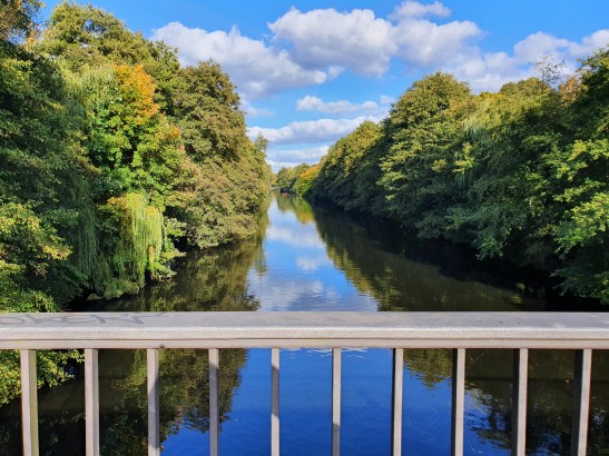 Brücke mit Blick auf die Alster in Ohlsdorf