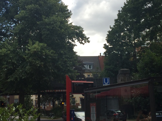 Da es nur einen Eingang gibt, muss es eine Aufnahme von Weitem tun.