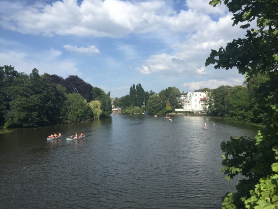 Auch in Hamburg lädt der Sommer zu Wasserspaß ein - wenn es gefällt.