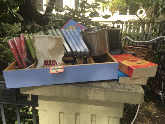 Warum seine alten Bücher wegbringen, wenn man sie auf vor der eigenen Tür verschenken kann.