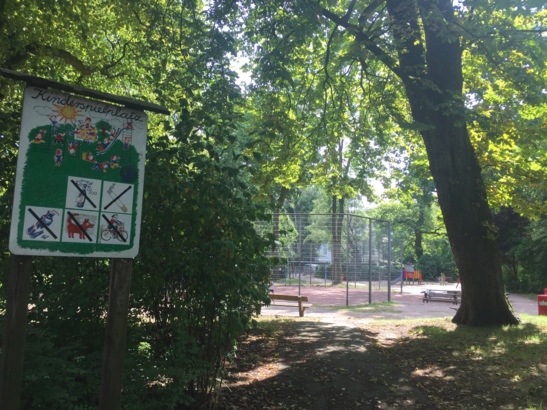Immerhin ein Spielplatz in der Sierichstraße für Familien.
