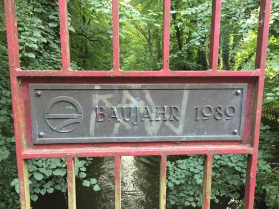 Leider nicht ohne Graffiti erhältlich, die Sierichstraßenbrücke.