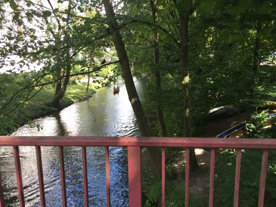Ein ruhiger Auslauf der Außenalster mit kleinem Anleger.