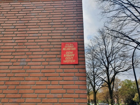 Eine Gedenktafel für die KZ-Überlebende Esther Bejarano.