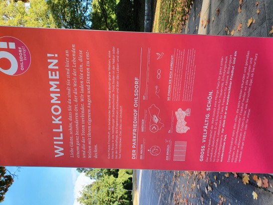 Begrüßungstafel auf dem Friedhofsgelände