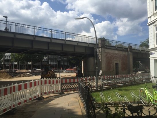 Die U Hudtwalckerstraße befindet sich nur ein paar Fußminuten entfernt, das heben wir uns aber für später auf.