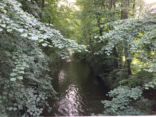Schmale Kanäle, auf denen man eher Anwohner als Touristen planschen sieht.