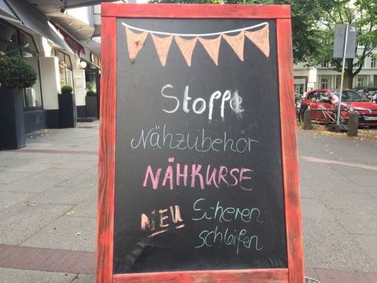 Der Laden fiebmaz wirbt charmant damit, selber wieder etwas schneidern zu können.