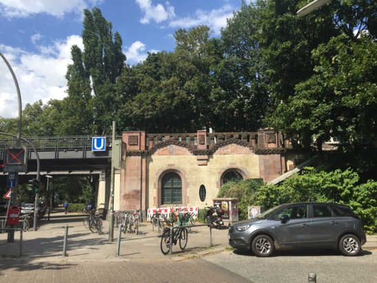 Eine Momentaufnahme der Haltestelle von außen.