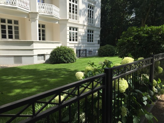 Perfekter Rasen, duftende Rosen und ein Traum von weiß.