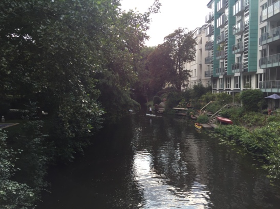 Glücklich, wer seinen eigenen Anleger am Wasser in der Innenstadt hat.