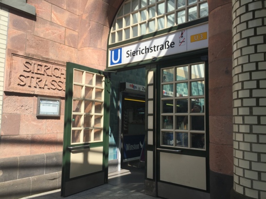 Eine altmodische automatische Eingangstür zum einzigen Treppenaufgang der Haltestelle.