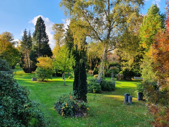 Einzelne Gräber auf einem Friedhof