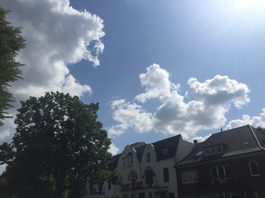 Durch die wenigen Hochhäußer ist ein freier Blick auf den Himmel leicht möglich.