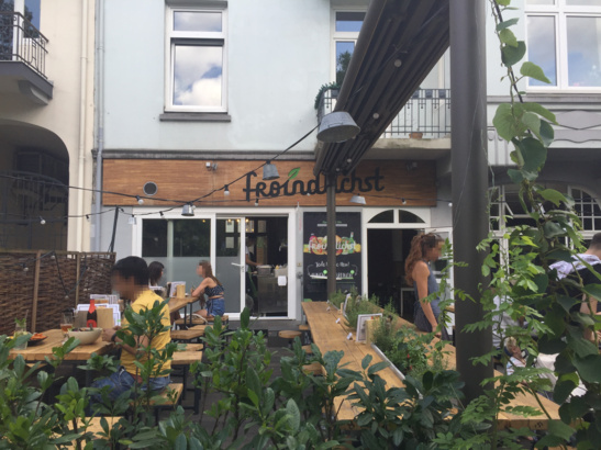 Beste vegane Küche direkt an der Haltestelle, vor allem das Frühstücks Buffet ist unschlagbar.