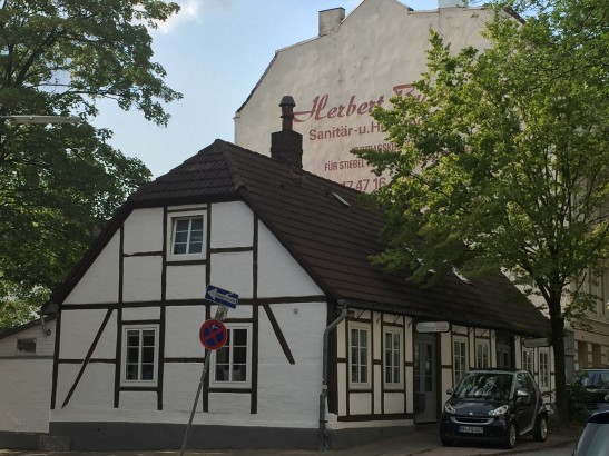 In der Ulmenstraße wird man beinahe von Fachwerkstil begrüßt. Aber nur beinahe.