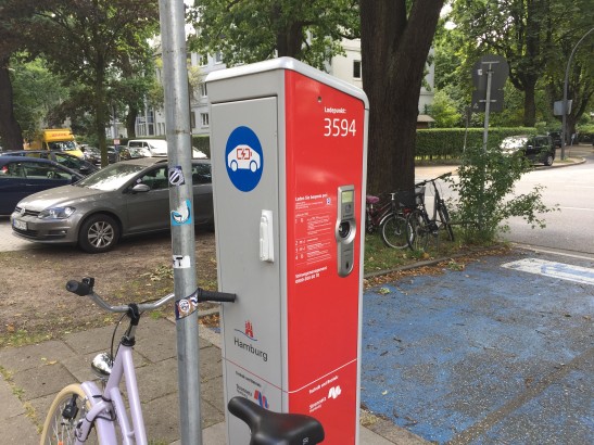 Eine einzige Elektroladestation für die gesamte Straße. Wir haben noch viel vor uns.